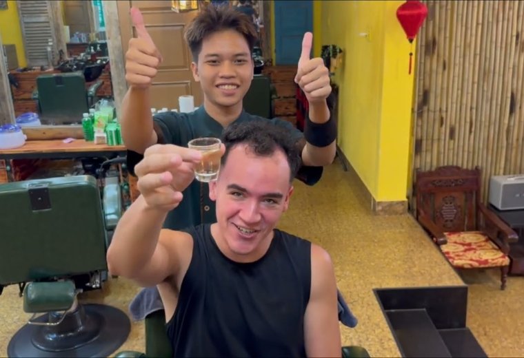 Brazilian Tourist Gets a Haircut in Da Nang 🇻🇳 | Vietnamese Barber Experience